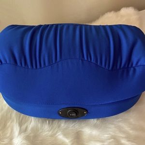 Massaging foot cushion